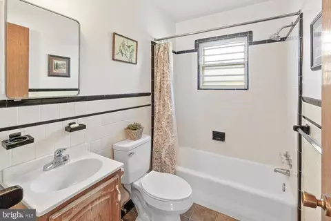 Bath - 921 Cherokee Trl, Frederick, MD 21701 photo 1 of 2