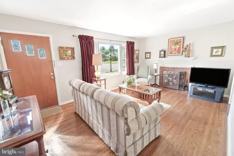 Living - 921 Cherokee Trl, Frederick, MD 21701 photo 1 of 2