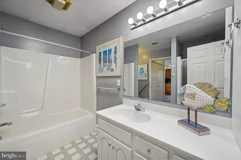 Bath - 6131 Long Branch Rd, Frederick, MD 21701 photo 1 of 7