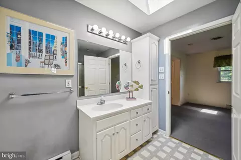 Bath - 6131 Long Branch Rd, Frederick, MD 21701 photo 2 of 7