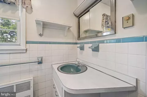 Bath - 6131 Long Branch Rd, Frederick, MD 21701 photo 6 of 7