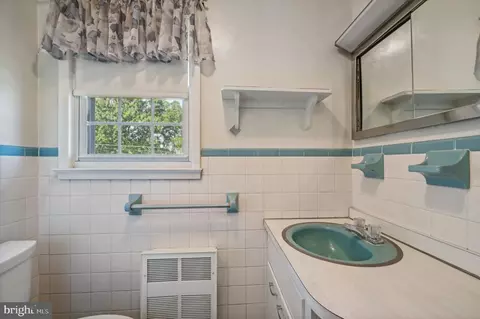 Bath - 6131 Long Branch Rd, Frederick, MD 21701 photo 5 of 7