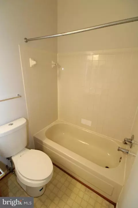 Bath - 5040 Merganser Ct, Frederick, MD 21703 photo 2 of 4
