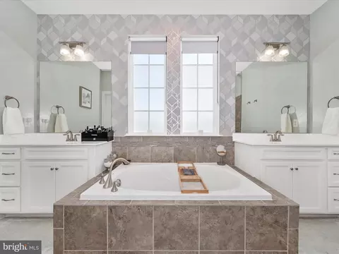 Bath - 8468 Pine Bluff Rd, Frederick, MD 21704 photo 4 of 5