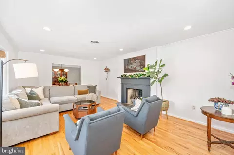 Living - 201 Crestview Ct, Frederick, MD 21702 photo 2 of 3