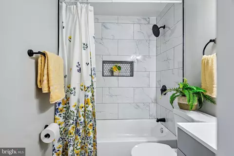 Bath - 1824 Meadowgrove Ln, Frederick, MD 21702 photo 8 of 10