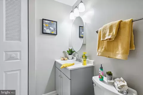 Bath - 1824 Meadowgrove Ln, Frederick, MD 21702 photo 6 of 10
