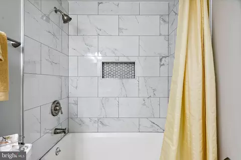 Bath - 1824 Meadowgrove Ln, Frederick, MD 21702 photo 7 of 10