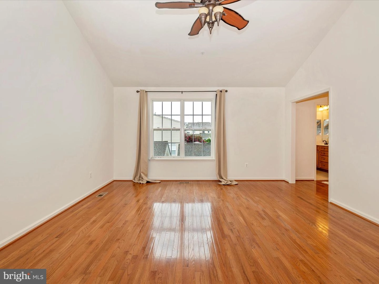 Living - 2526 Mill Race Rd, Frederick, MD 21701 photo 6 of 10