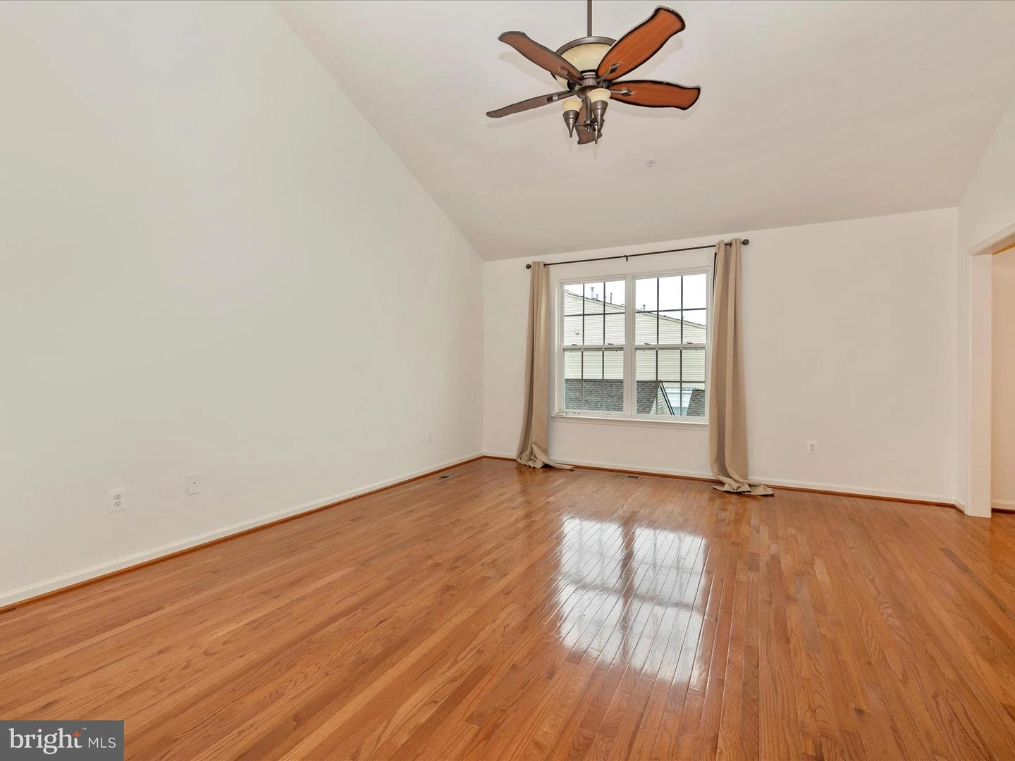Living - 2526 Mill Race Rd, Frederick, MD 21701 photo 5 of 10