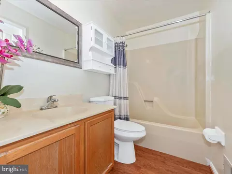 Bath - 237 Thames Dr, Frederick, MD 21702 photo 2 of 4