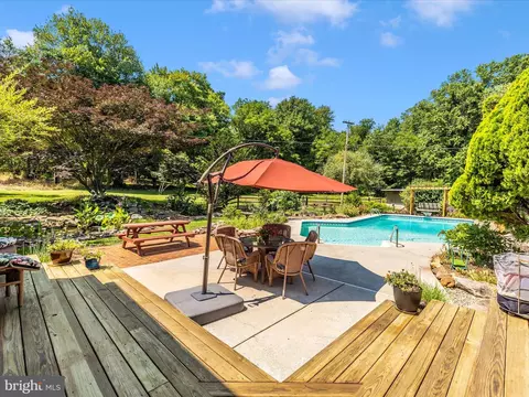Exterior - 9314 Pear Ln, Frederick, MD 21702 photo 9 of 15