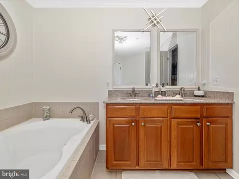 Bath - 107 Swallow Pointe Ct, Frederick, MD 21702 photo 4 of 5