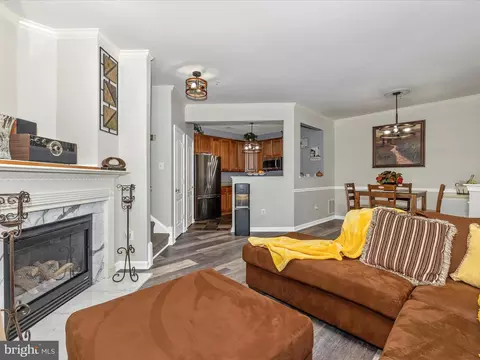 Living - 107 Swallow Pointe Ct, Frederick, MD 21702 photo 2 of 3
