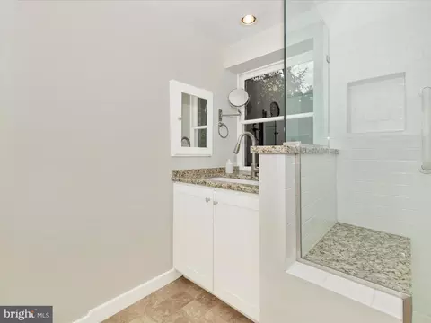 Bath - 12436 Legore Rd, Keymar, MD 21757 photo 4 of 5