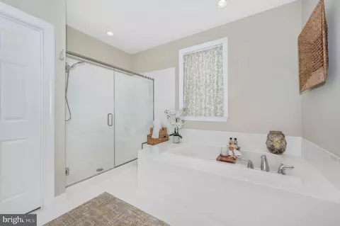 Bath - 9158 Hinks Ln, Frederick, MD 21704 photo 2 of 3
