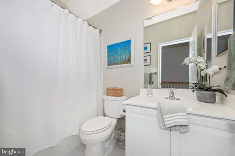 Bath - 9158 Hinks Ln, Frederick, MD 21704 photo 3 of 3
