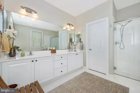 Bath - 9158 Hinks Ln, Frederick, MD 21704 photo 1 of 3