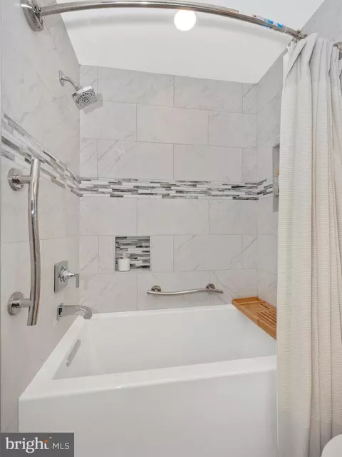 Bath - 2502 Driftwood Ct #1B, Frederick, MD 21702 photo 6 of 6