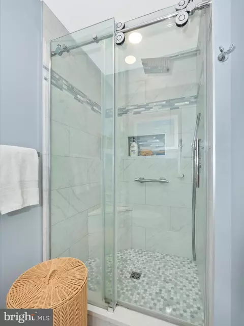 Bath - 2502 Driftwood Ct #1B, Frederick, MD 21702 photo 3 of 6