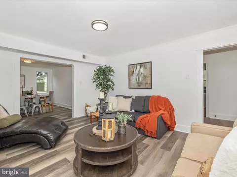 Living - 711 E B St, Brunswick, MD 21716 photo 2 of 4
