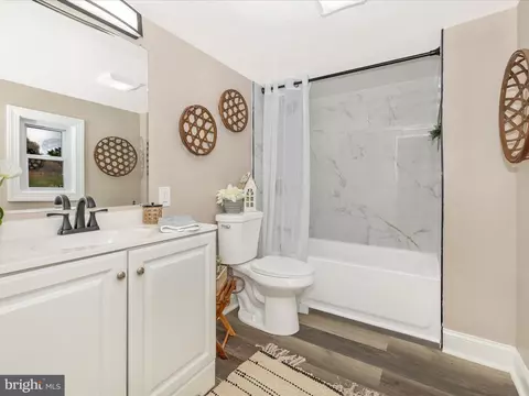 Bath - 711 E B St, Brunswick, MD 21716 photo 2 of 2