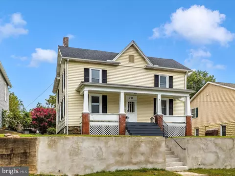 Exterior - 711 E B St, Brunswick, MD 21716 photo 3 of 9