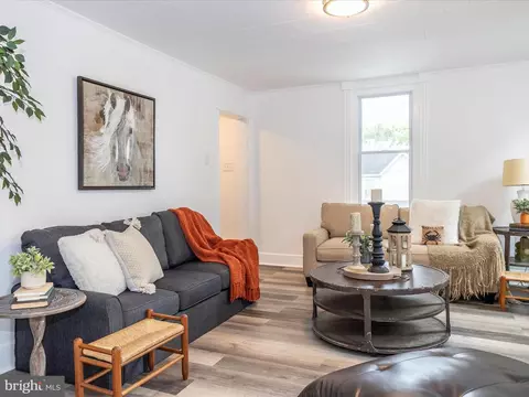 Living - 711 E B St, Brunswick, MD 21716 photo 1 of 4