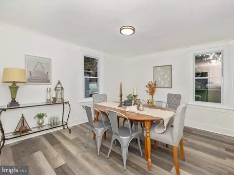 Dining - 711 E B St, Brunswick, MD 21716 photo 3 of 6