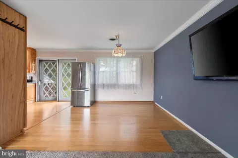 Living - 6108 Long Branch Rd, Frederick, MD 21701 photo 10 of 11