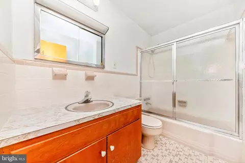 Bath - 14 Fairview Ave, Frederick, MD 21701 photo 2 of 4
