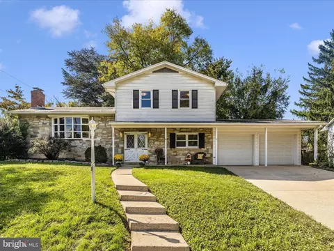 207 Meadowdale Ln, Frederick, MD 21702