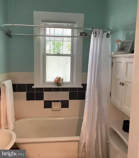 Bath - 917 Walnut St, Frederick, MD 21703 photo 6 of 9
