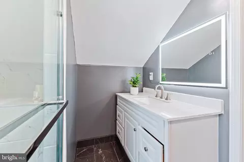 Bath - 917 Walnut St, Frederick, MD 21703 photo 5 of 9