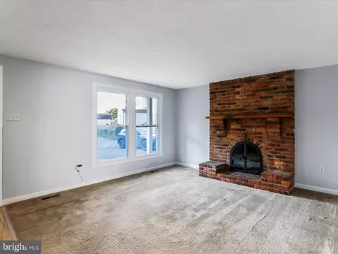 Living - 324 Heather Ridge Dr, Frederick, MD 21702 photo 2 of 5