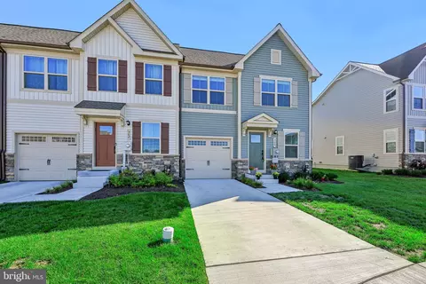 360 Shortleaf Cir, Frederick, MD 21702 photo 3