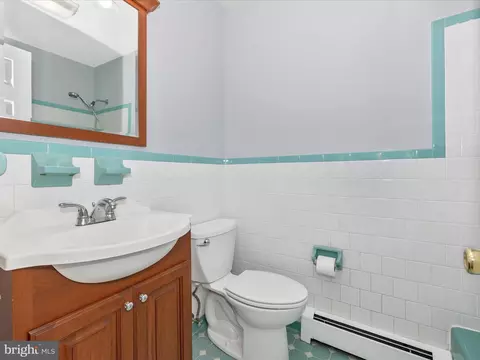 Bath - 7 Fairview Ave, Frederick, MD 21701 photo 3 of 4