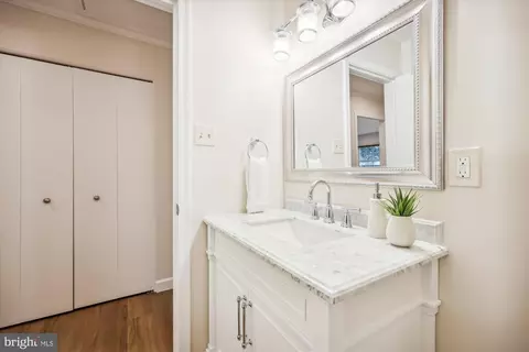 Bath - 6905 Hackberry Ct, Frederick, MD 21703 photo 2 of 3