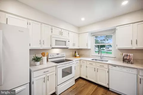 Kitchen - 6905 Hackberry Ct, Frederick, MD 21703 photo 2 of 3