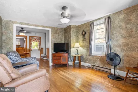 307 W Main St, Middletown, MD 21769 photo 4