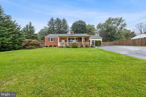 5706 Lakeview Dr, Frederick, MD 21702