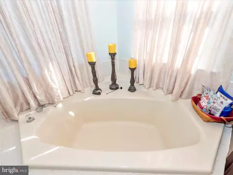 Bath - 9211 Ridgefield Cir, Frederick, MD 21701 photo 6 of 7