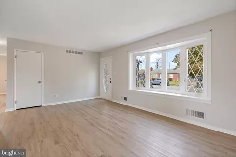 Living - 806 Shawnee Dr, Frederick, MD 21701 photo 3 of 4