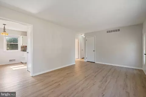 Living - 806 Shawnee Dr, Frederick, MD 21701 photo 2 of 4