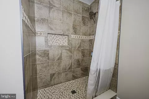 Bath - 1599 Saint Lawrence Ct, Frederick, MD 21701 photo 2 of 3