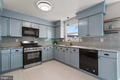 Kitchen - 7112 Collinsworth Pl, Frederick, MD 21703 photo 1 of 3