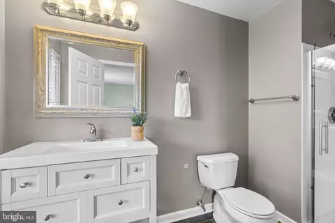 Bath - 7112 Collinsworth Pl, Frederick, MD 21703 photo 4 of 5