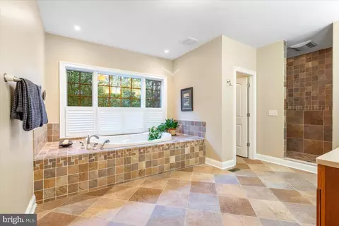 Bath - 4507 Shaff Ln, Frederick, MD 21703 photo 2 of 5
