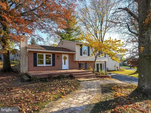 236 Wintergreen Ln, Brunswick, MD 21716