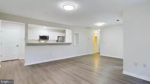 Living - 302 Baughmans Ln #C, Frederick, MD 21702 photo 3 of 7